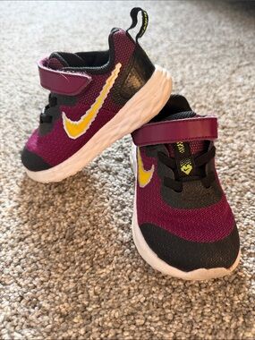 Toddler girls Nike running shoes
